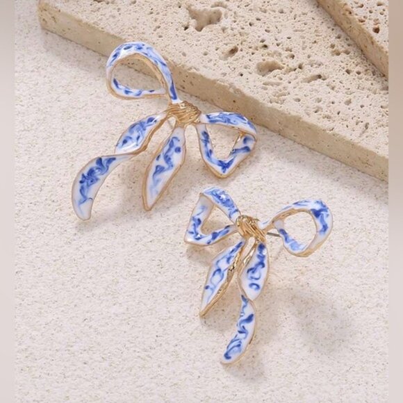 White Bow Earrings Q363 - Picture 2 of 6